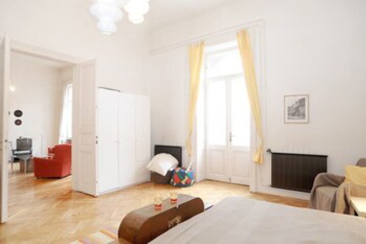 Room 10 of 12