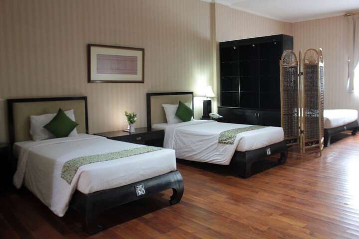 Room 3 of 48
