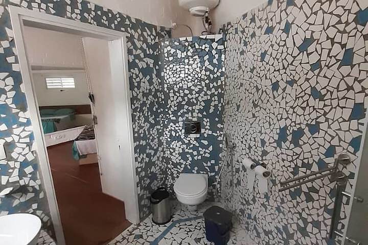 Room 9 of 10