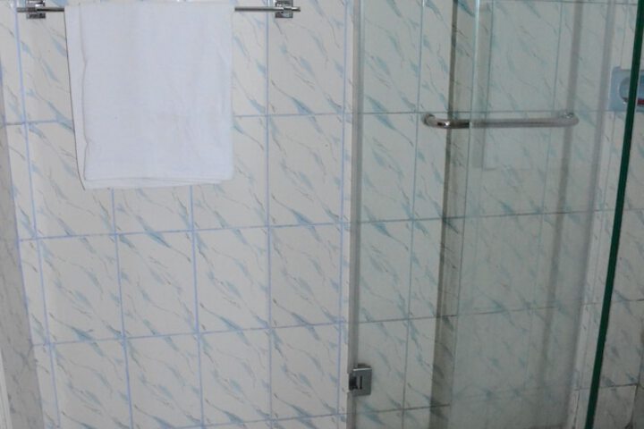 Room 16 of 38