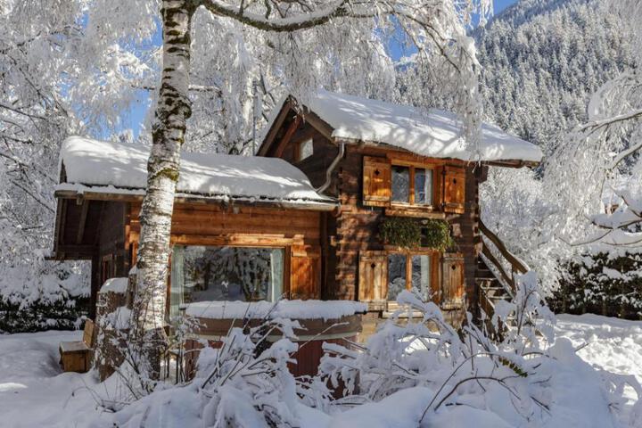 Exterior of Mazot Les Tines with hot tub