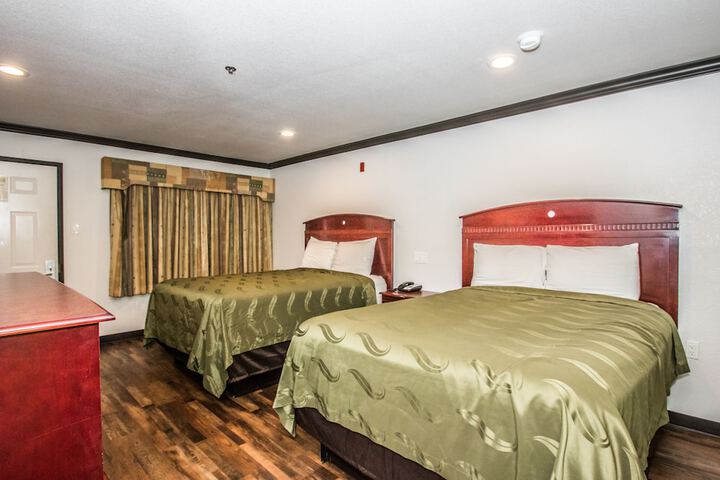 Standard King or Queen Bed (3 of 6)