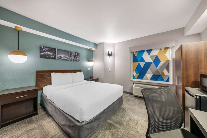 1 Queen Bed (4 of 16)