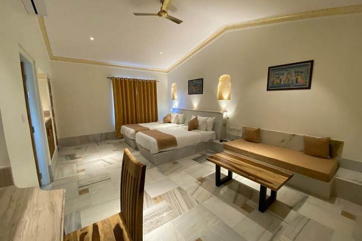Room 9 of 37