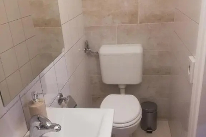 Room 8 of 17