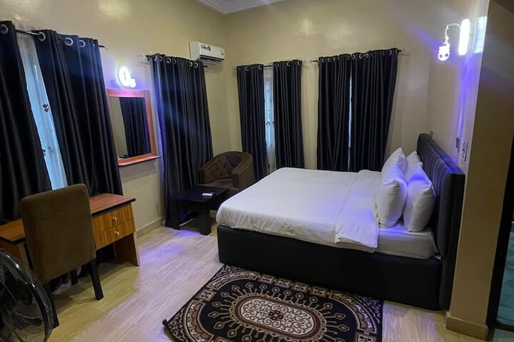 Room 10 of 16