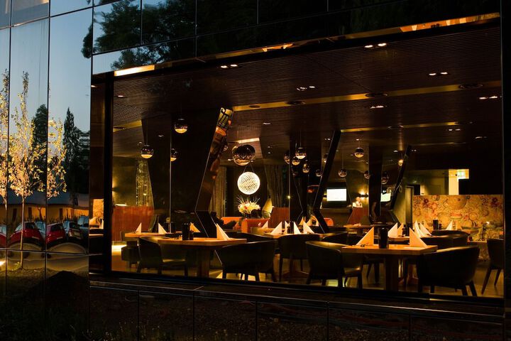 Dining 33 of 55