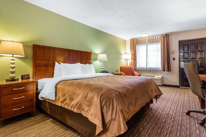 1 King Bed (14 of 18)