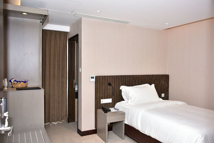 Room 4 of 14