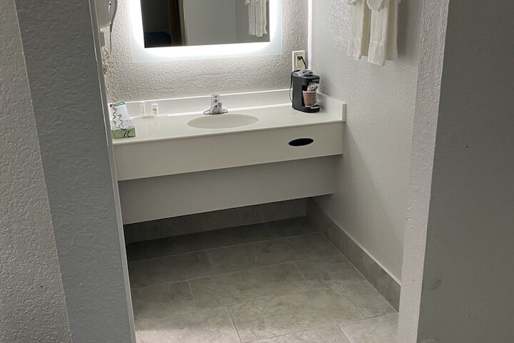 1 King Bed Mobility Hearing Accessible Room Bathtub with Grab Bars (6 of 14)