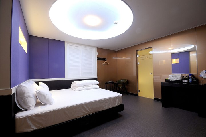 Room 15 of 36