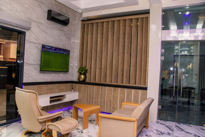 Lounge 9 of 14