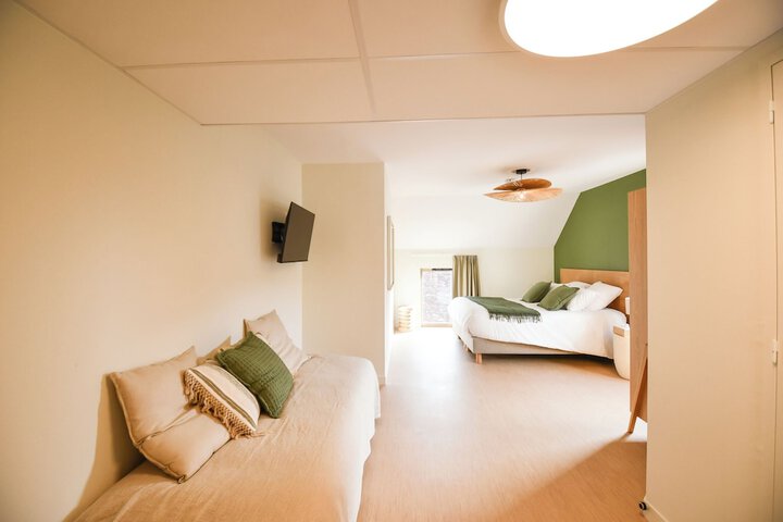 Room 6 of 18