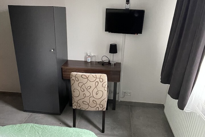 Room 12 of 34
