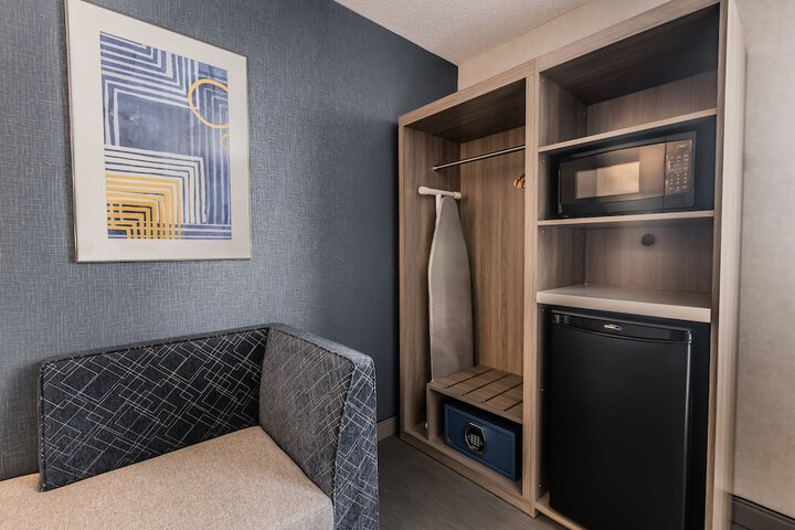 Room 27 of 88