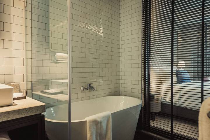 Deep soaking bathtub