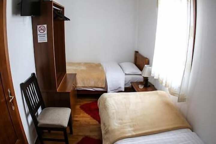 Room 8 of 33