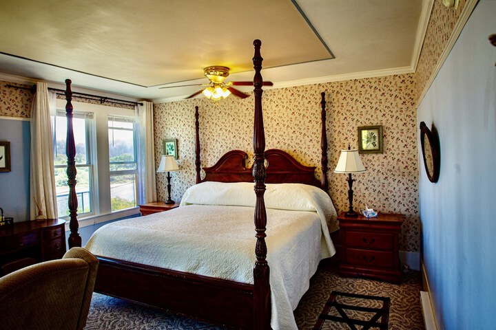 Room 3 of 113