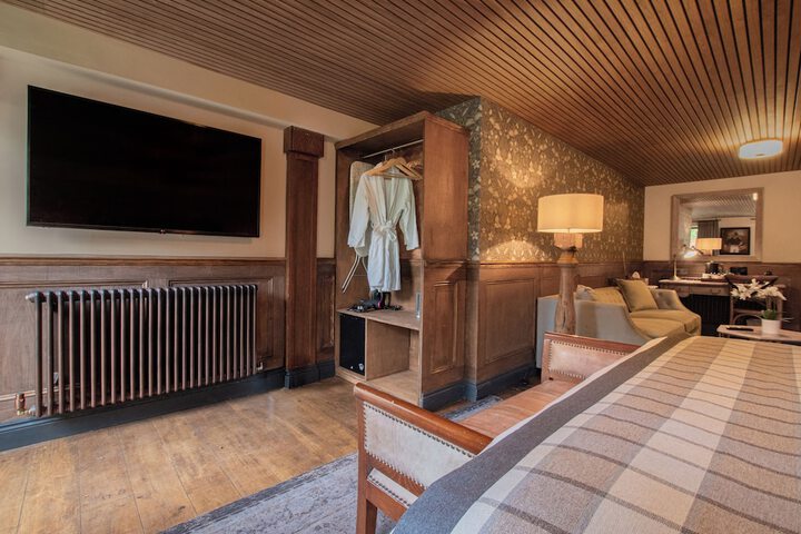 Room 9 of 33