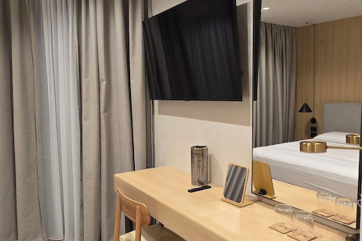 Room 3 of 91