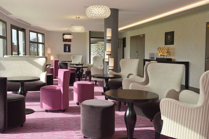 Lounge 43 of 56