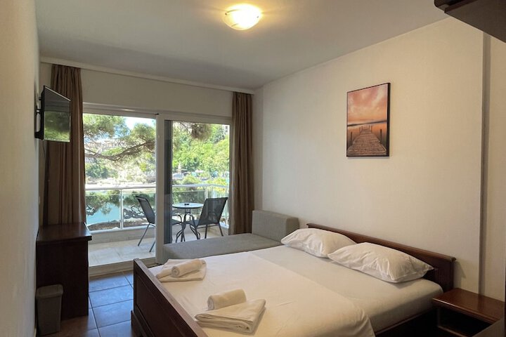Room 8 of 35