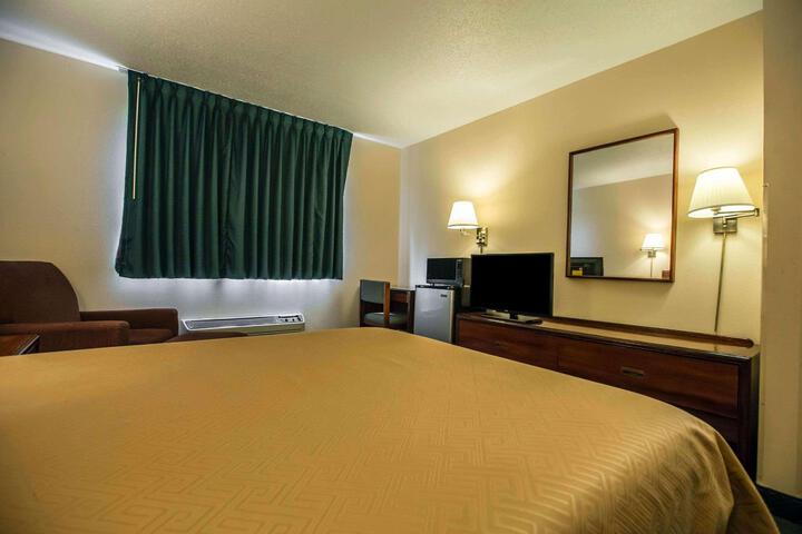 1 Queen Bed (11 of 11)