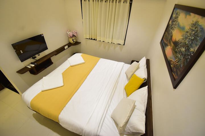 Room 8 of 33