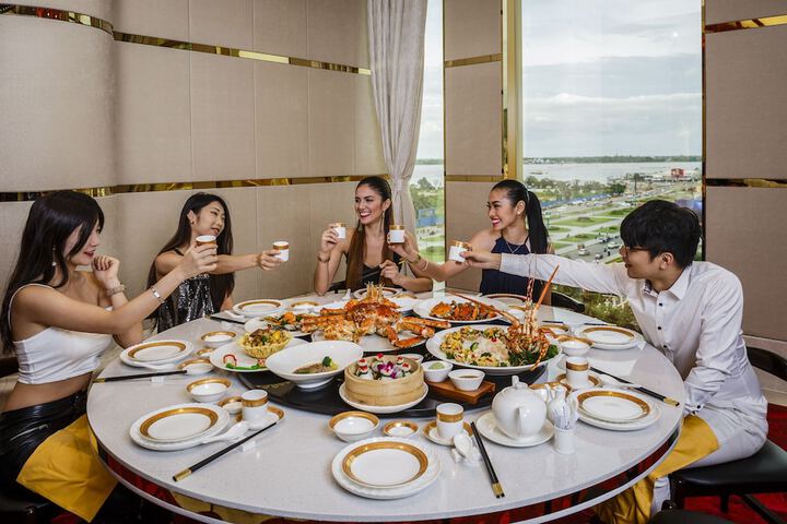 Dining 43 of 52