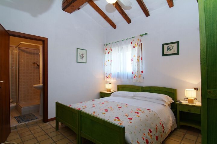 Room 6 of 15