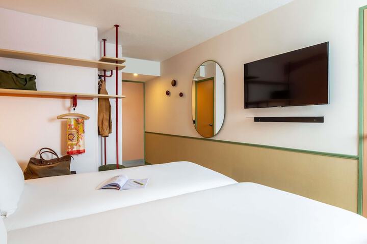 Room 5 of 33