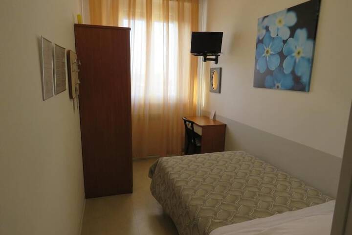 Room 10 of 38