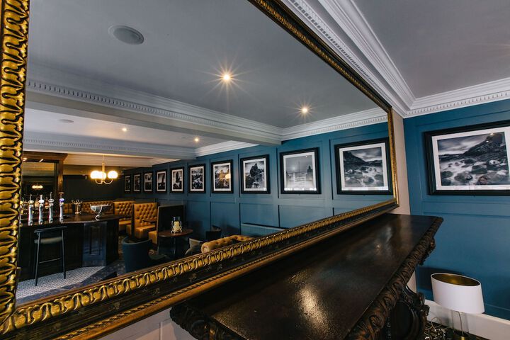 Lounge 77 of 84