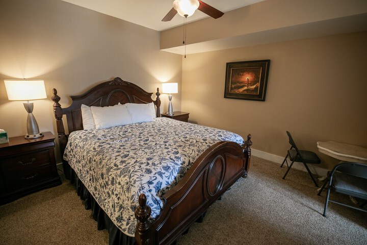 1 King Bed (24 of 40)
