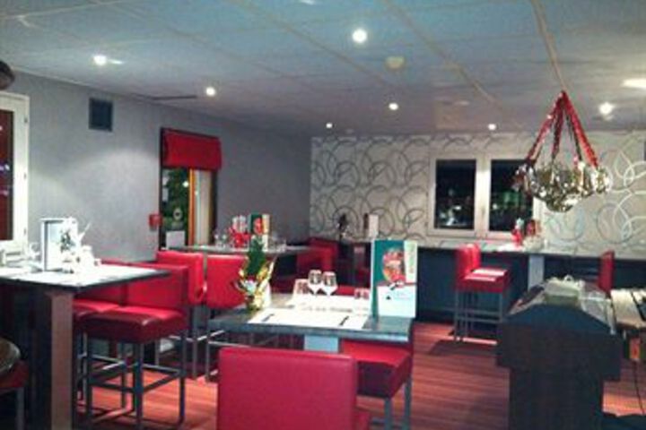 Lounge 10 of 17