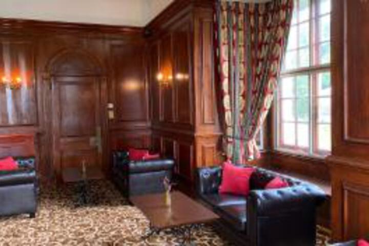 Lounge 17 of 23