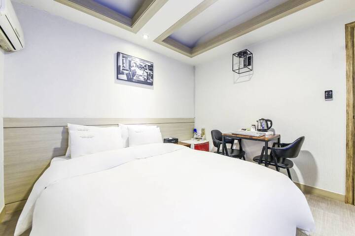 Room 4 of 9