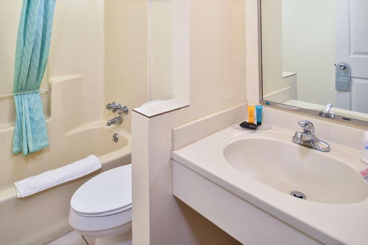 Standard Room, King or Two Doubles (4 of 7)