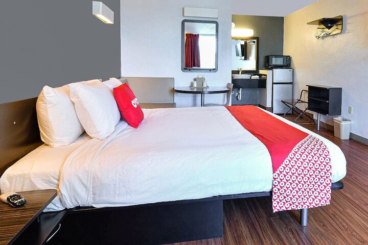 1 King Bed (3 of 16)