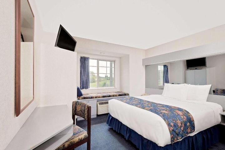 1 Queen Bed (4 of 22)