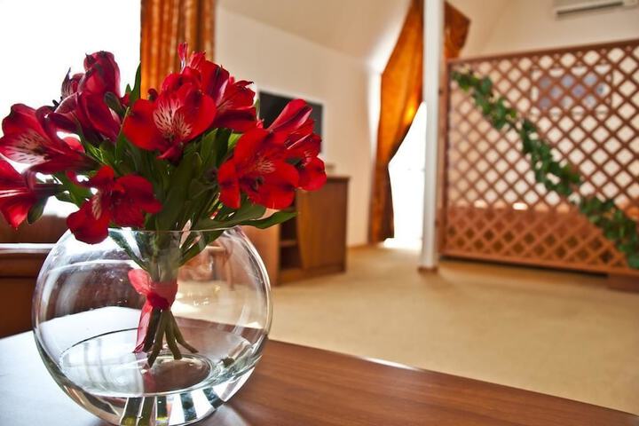 Room 4 of 28