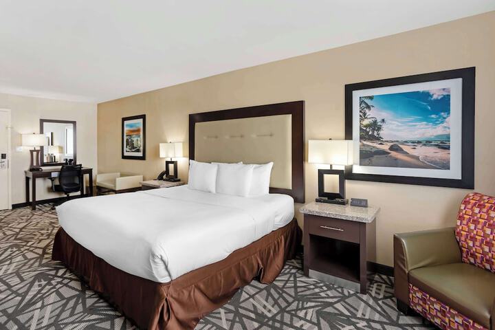 1 King Bed High Speed Internet Accessible Microwave and Refrigerator, Coffee Maker, Hairdryer Iron and Ironing Board Full Breakfast (1 of 12)