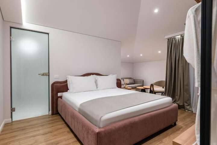 Room 32 of 189