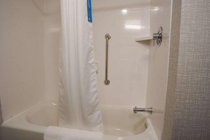 2 Queen Beds Mobility Hearing Accessible Tub (5 of 16)