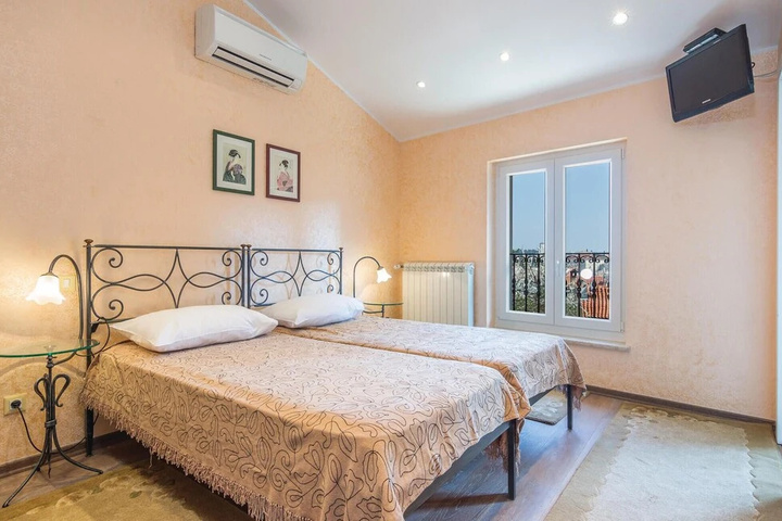 Room 2 of 19