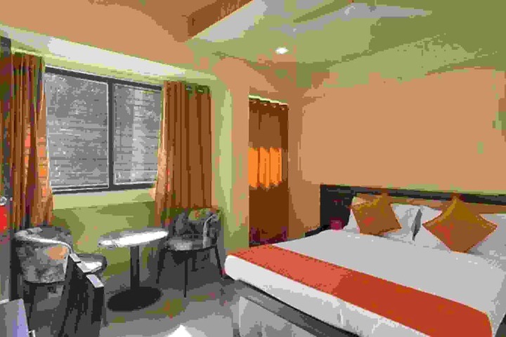 Room 6 of 12