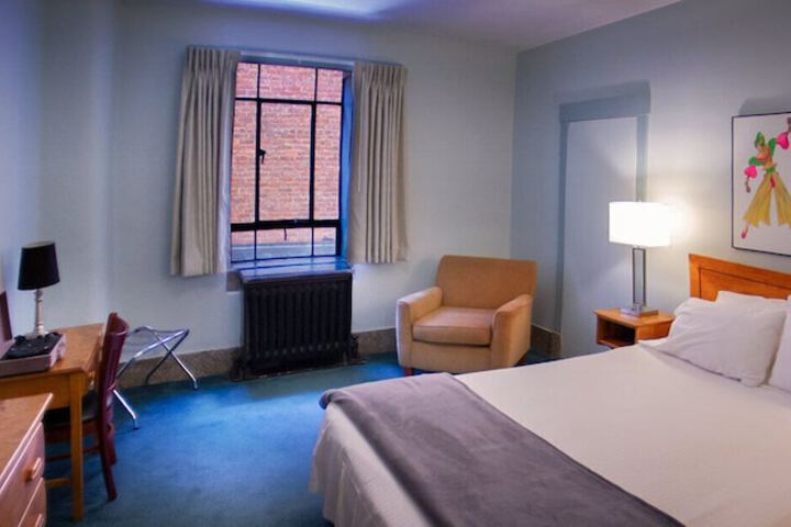 Interior Economy Queen Bed Pet Friendly (1 of 47)