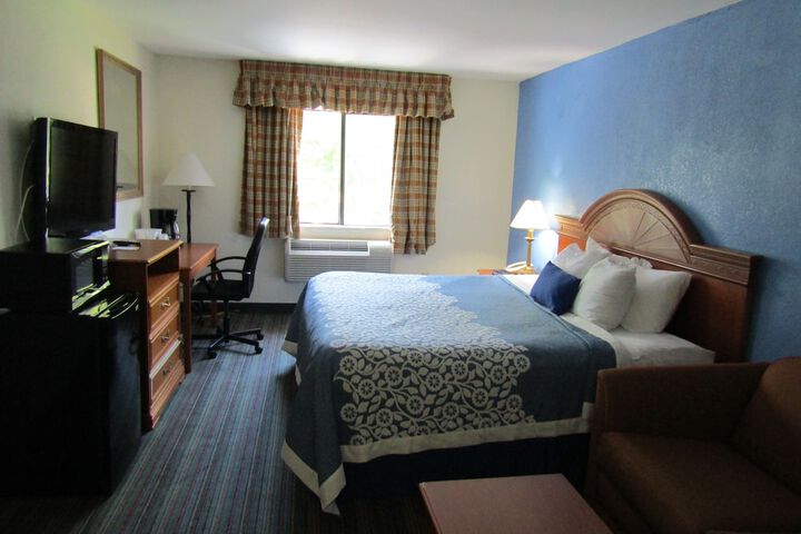 1 King Bed (6 of 16)