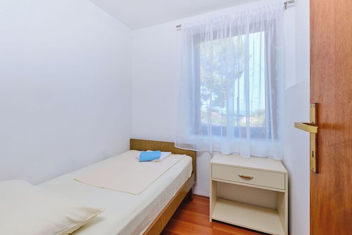 Room 5 of 83