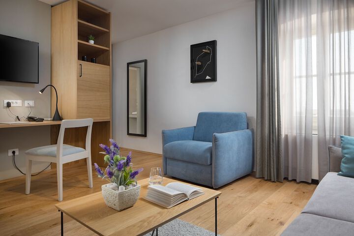 Room 4 of 61